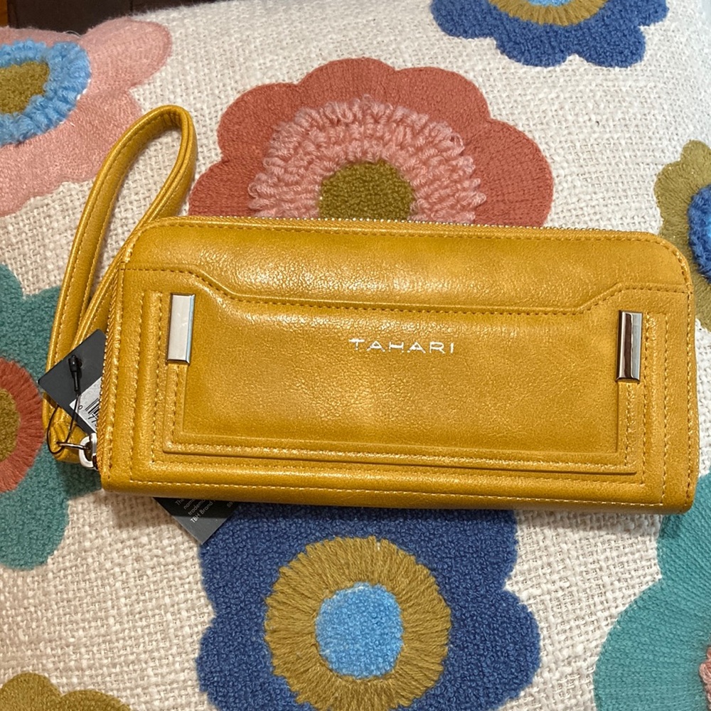 Tahari yellow women’s wallet nwt